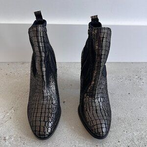 NWOB Donald J Pliner Senor Silver Metallic Boots / Booties